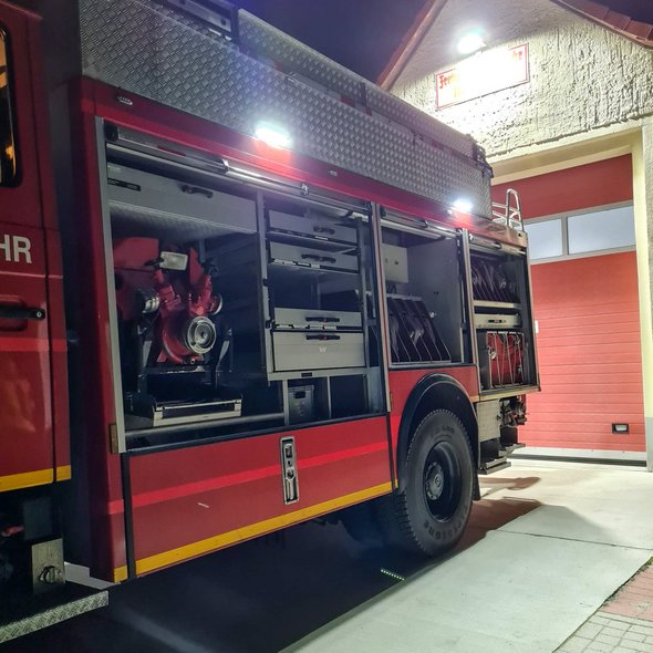 zeigt Ausstattung des Löschgruppenfahrzeuges der Feuerwehr