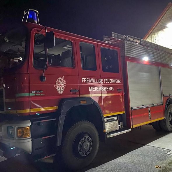 zeigt Löschgruppenfahrzeug 24 der Feuerwehr