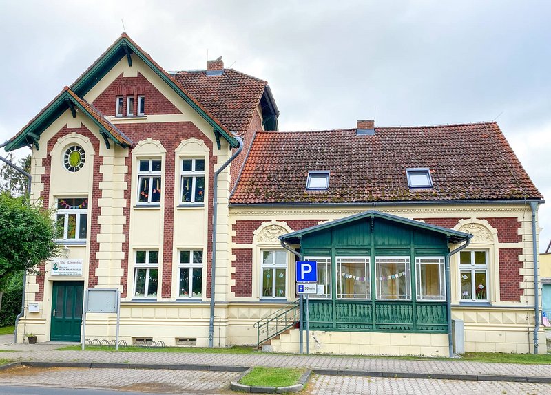 zeigt Straßenfront der Kindertagesstätte in Liepgarten