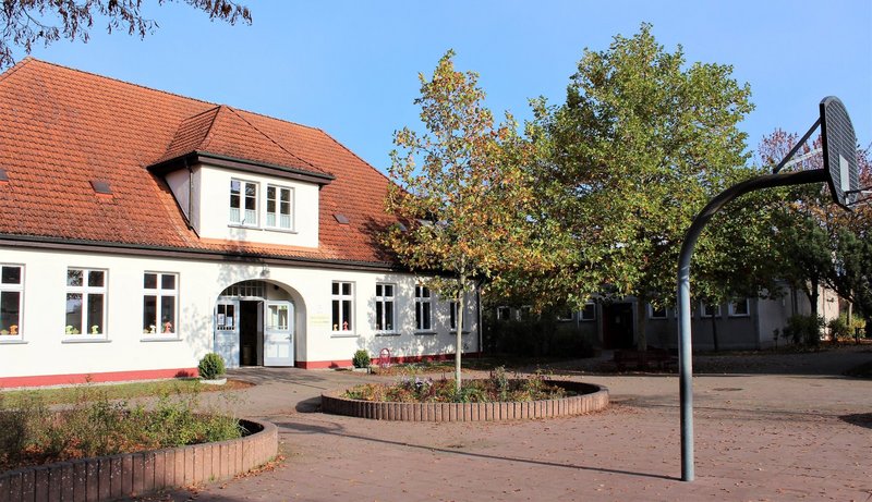 zeigt Grundschule und Schulhof